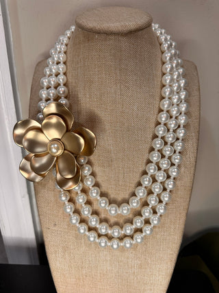 Flower pearl necklace