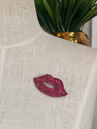 Smooches brooch