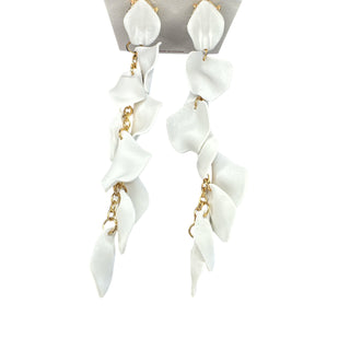 petal earrings